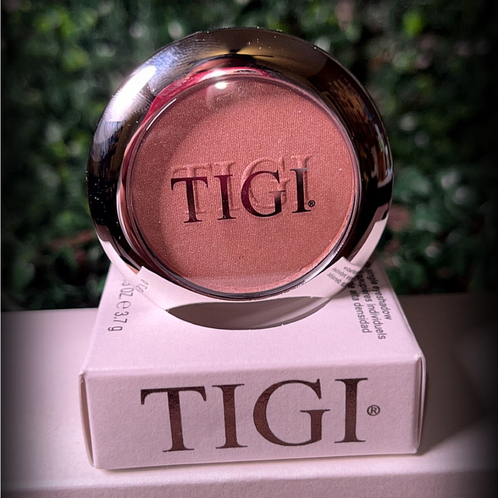 TIGI Eyeshadow in Warm Peach